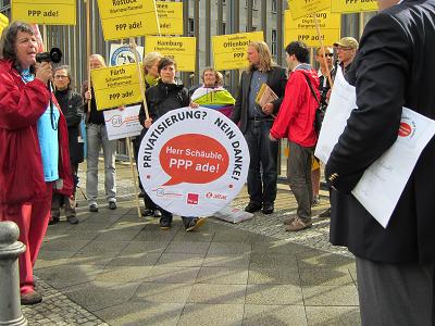 Herr Dressler vom Buergerreferat des Bundesfinanzministeriums hat die Unterschriften fuer Herrn Dr. Schaeuble entgegengenommen; er will sein Gesicht nicht veroeffentlicht sehen