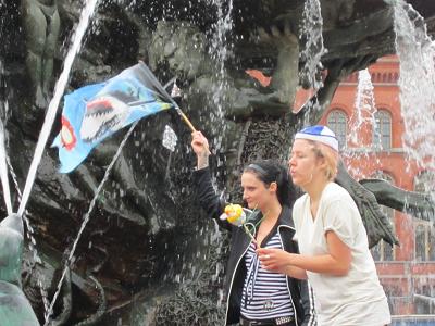 Tanz im Neptunbrunnen gegen den Rueckkauf der Berliner Wasserbetriebe und fuer eine ersatzlose Enteignung der Konzerne RWE und Veolia