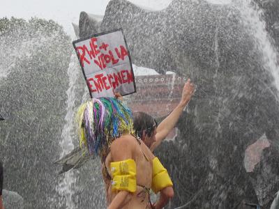 Tanz im Neptunbrunnen gegen den Rueckkauf der Berliner Wasserbetriebe und fuer eine ersatzlose Enteignung der Konzerne RWE und Veolia