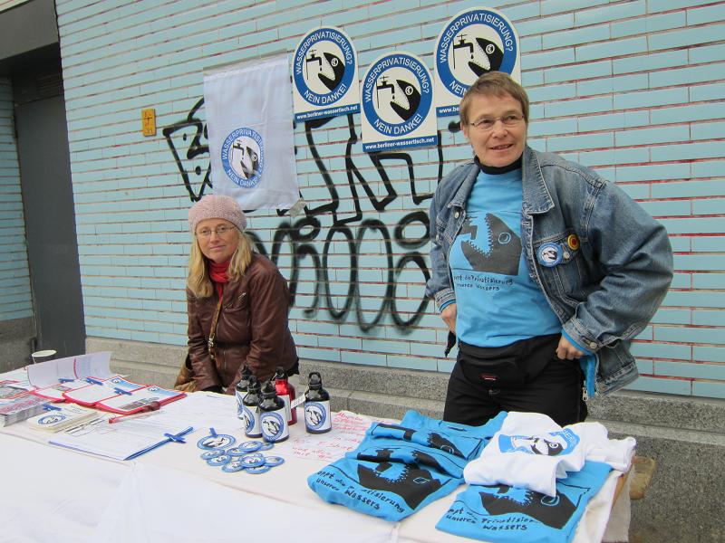 Berliner Wassertisch auf Sperrgutmarkt in Kreuzberg