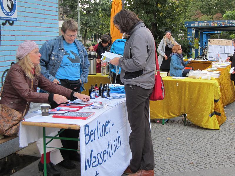 Berliner Wassertisch auf Sperrgutmarkt in Kreuzberg