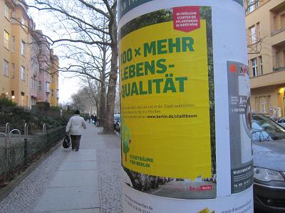 Werbung des Berliner Senats - Stadtbaeume in Berlin - 100 Mal mehr Lebensqualitaet - Warum wurde ein kerngesunder, alter Baum gefaellt